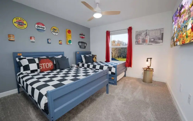 TH 4Br Walking Distance to Club