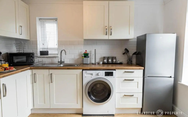 Quirky Newly Renovated Central Apartment with Parking