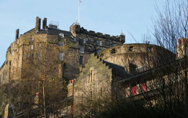 Grassmarket Apartment with Castle View