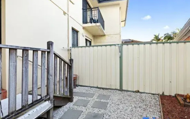 Well-Located 2BR Apartment in Auburn – Walk to Station & Shops