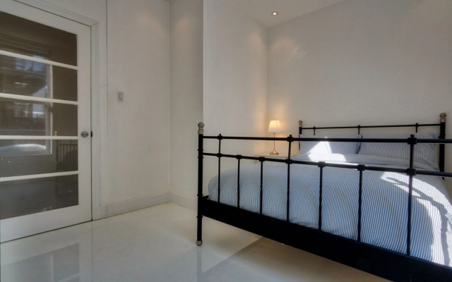 Modern 2BR in Trendy Plateau by Namastay