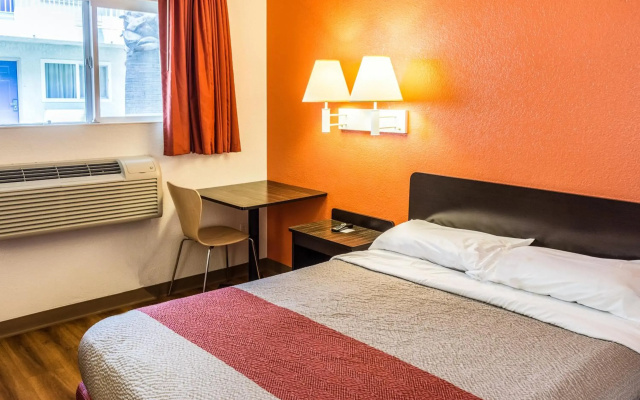 Motel 6 Bakersfield, CA - East