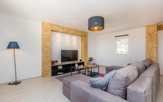 Nice Home in Lukovo with Hot Tub, WiFi & 4 Bedrooms