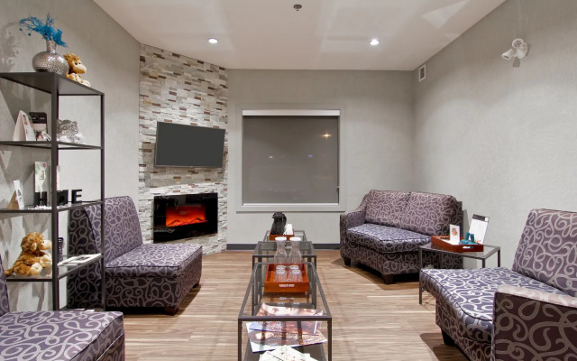 Home Inn and Suites Regina Airport