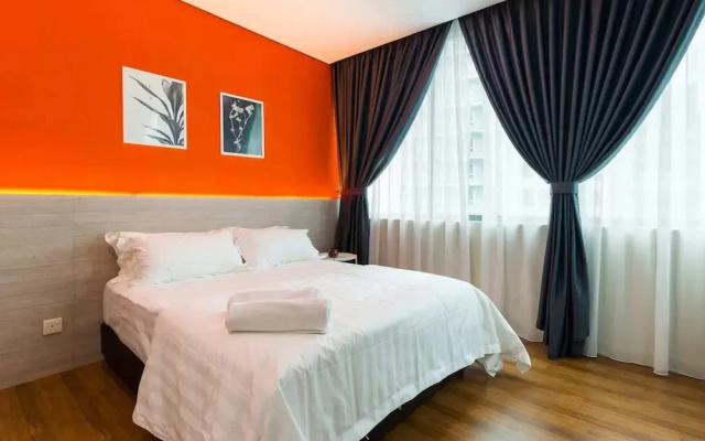 Bright 3 Queen Bed Condo Walk to KL Tower