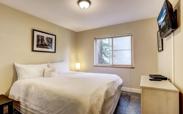 Nestled Pines Retreat Hot Tub, Pool Tahoe, Foosball, +more!