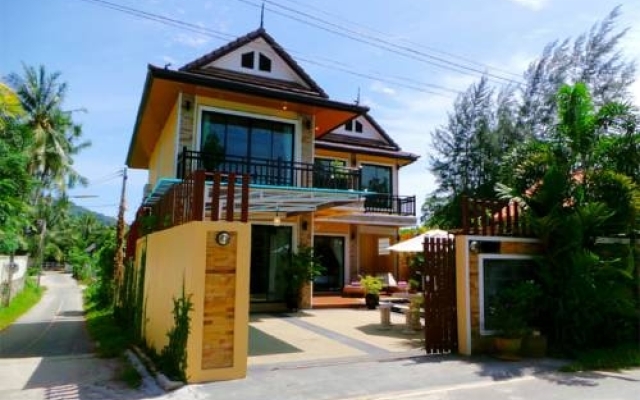Отель Bangtao Holiday Villa вид на фасад