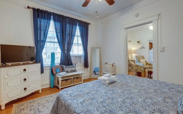 Walkable Savannah Escape in Historic District!