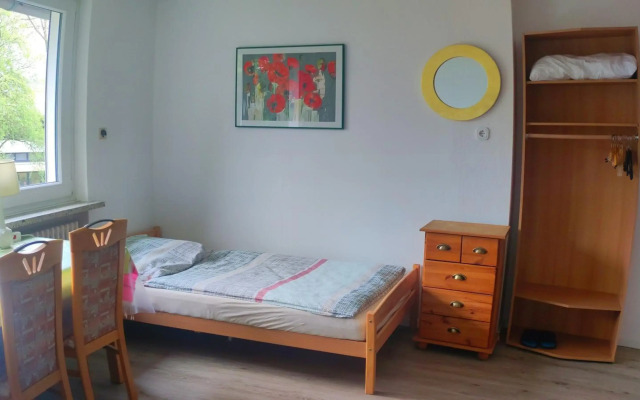 Uni, FH, Gesundheits Campus nähe, Zimmer mit Garten & Terrasse