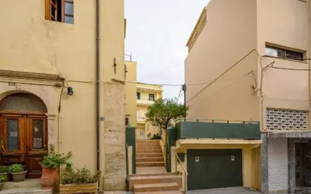 Lithinon House