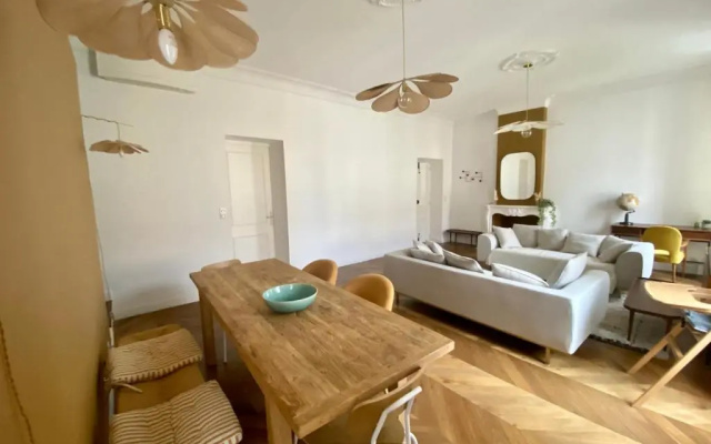 Appartement de maître T3 80m2 en plein centre.