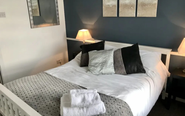 3 Bedroom House Close to M6 & M55