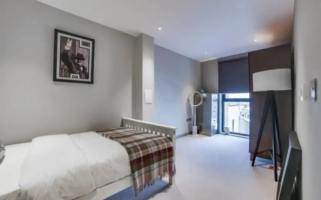 Modern 2bed W/balcony Sleeps 6 in Hackney