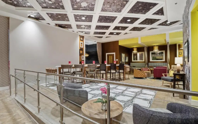 Lavish Downtown Condo with Rooftop Lounge 337