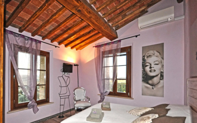Wonderful house with hot tube and infinite view on Chianti 5 min drive form Siena-Cozy house