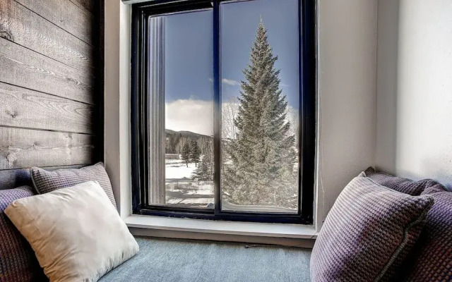 Beautifully Updated+spacious -lake Views, Kids Ski Free 2 Bedroom Condo by RedAwning