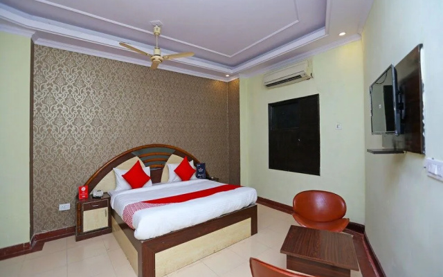 OYO 15525 Signature Inn