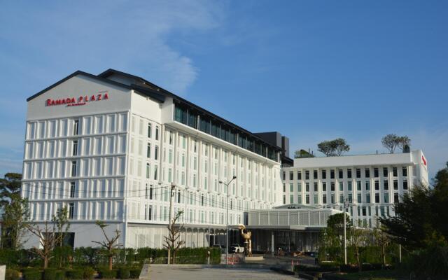 Отель Ramada Plaza by Wyndham Chao Fah Phuket вид на фасад