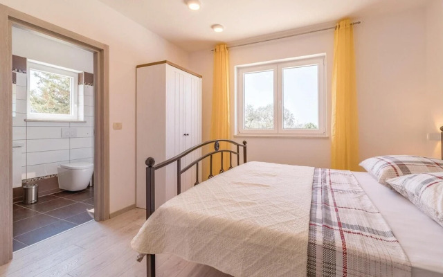 Nice Home in Vodnjan with Hot Tub, WiFi & 4 Bedrooms