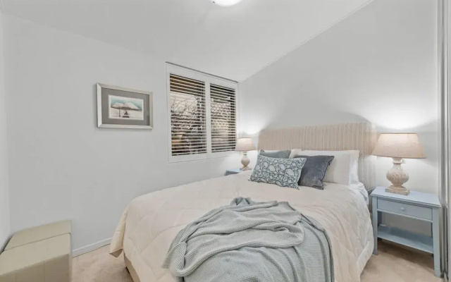 Charming 2-bed Terrace in Prestigious Ascot