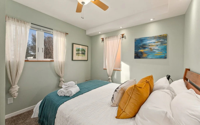 Vibrant Downtown Bungalow – Walk Everywhere!