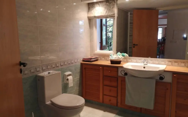 Villa Enriette - Panoramic Mountain Retreat in Pano Platres, Cyprus