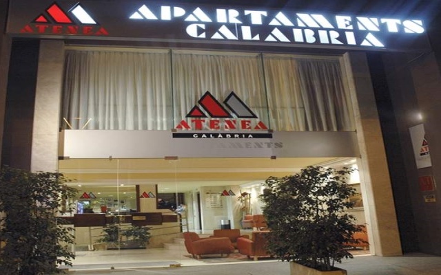 Отель Aparthotel Atenea Calabria Испания, Барселона - 12 отзывов об отеле, цены и фото номеров - забронировать отель Aparthotel Atenea Calabria онлайн вид на фасад