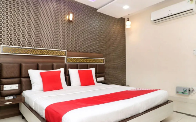 OYO 28122 Hotel C M Plaza
