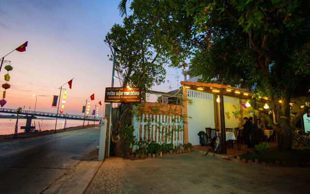 Отель Riverside Plum Garden Homestay вид на фасад