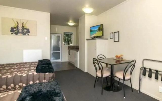 Aldan Lodge Motel