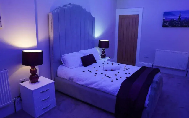 2 Bed Flat - Sleeps 4 - Jacuzzi Bath - Parking