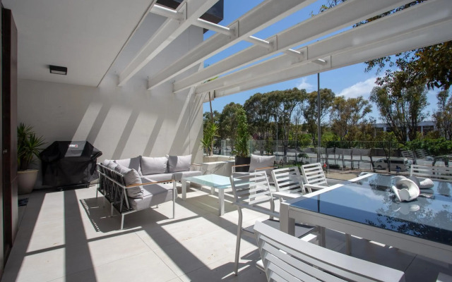 Trendy 2 bedroom apartment in Greenpoint, Cape Town.