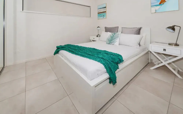 Coastal 2-bed With Parking & Pool by the Ocean
