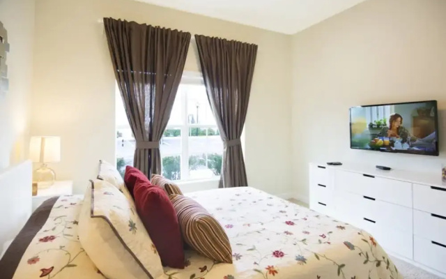 Luxury Townhome w/ Pool Sl4814