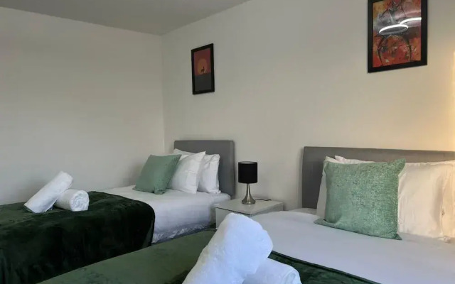Birmingham Luxury House - Modern Retreat