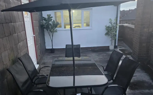 2 Bed - Sleeps 6 - Private Balcony - City Centre