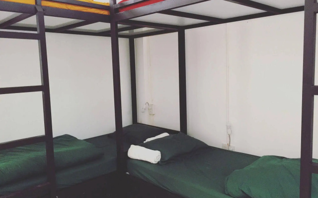 Yolo Hostel n Bar