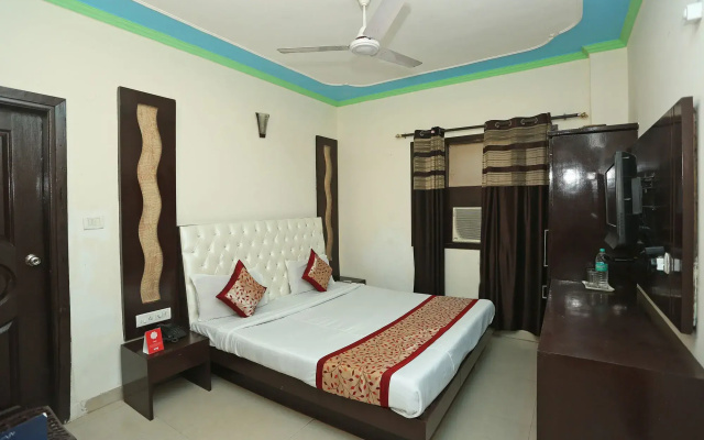 OYO 9726 Hotel Aura Palace Deluxe