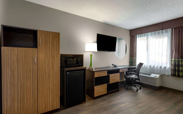 Отель Super 8 by Wyndham South Holland