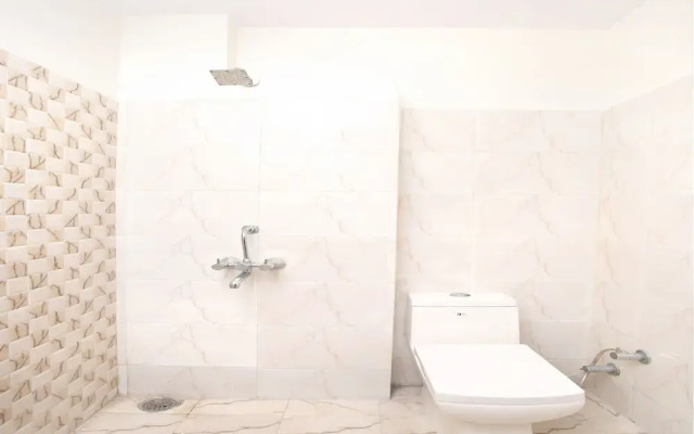 OYO 16827 Hotel Grand M Lajjo
