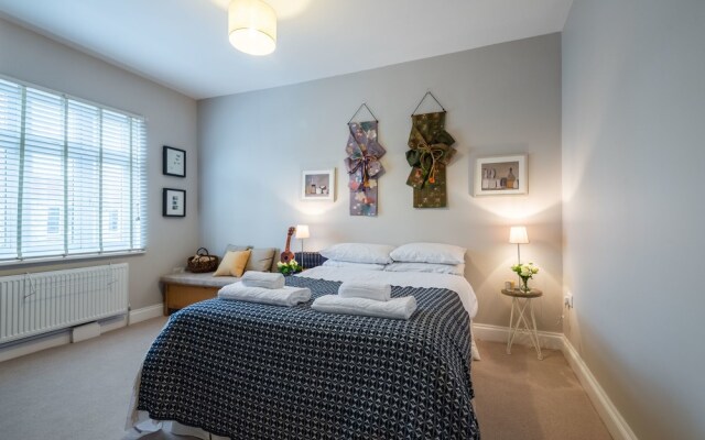Отель Modern Richmond Home near the River Thames комната для гостей