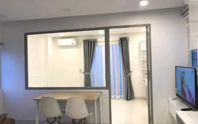 Smiley Apartment 8