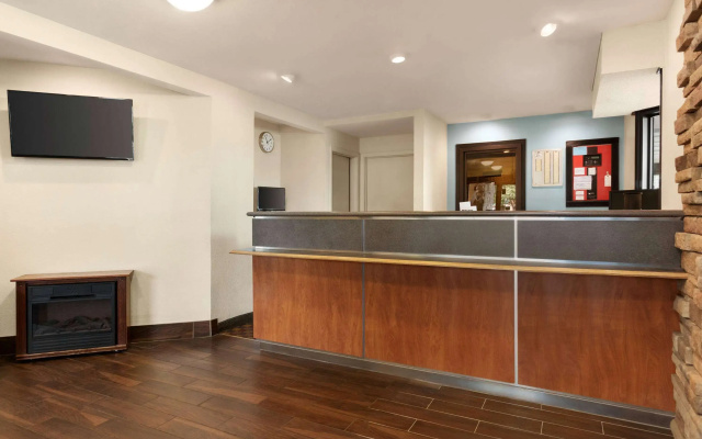 Super 8 by Wyndham Findlay