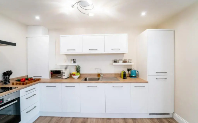 South Quay Apartment