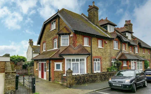 Calm Holiday Home in Broadstairs Kent with BBQ