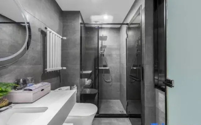 Yinlu Hotel (Zhengzhou Railway Station West Square Erqi Wanda Plaza)