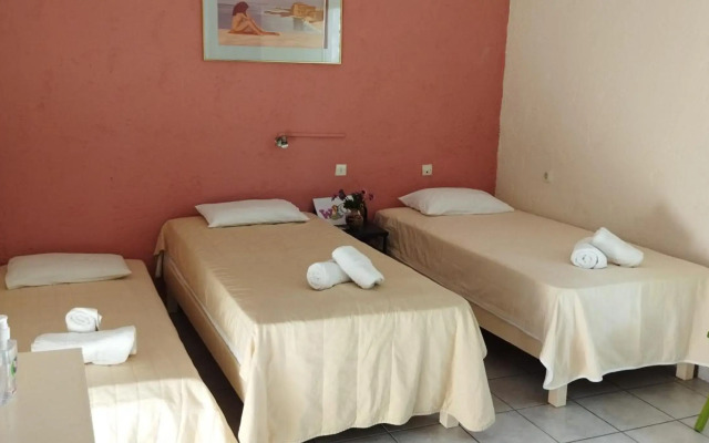 CLEO ROOM WITH YARD IN MALIA 250m FROM THE BEACH