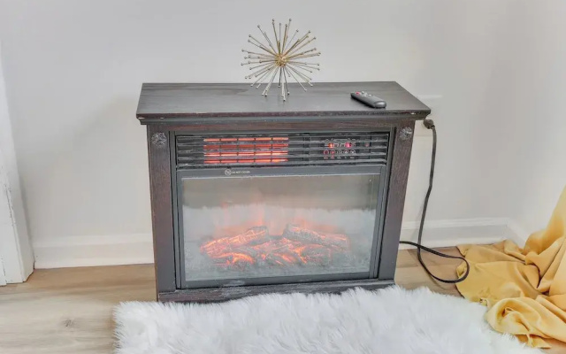 Cozy Inwood Apartment: History, Hiking & Wine!