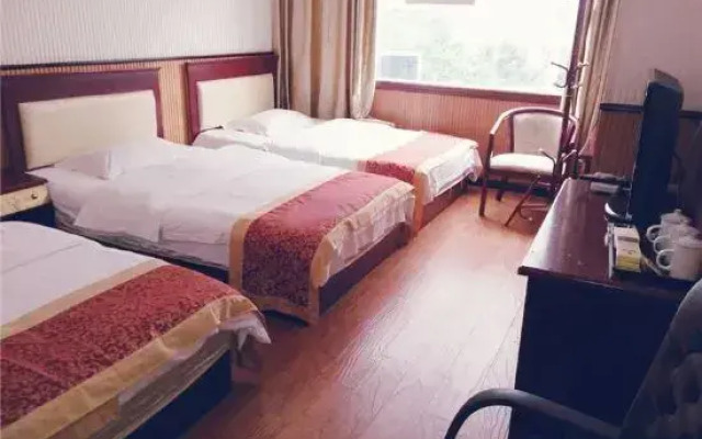 Yilong Lisheng Business Hotel
