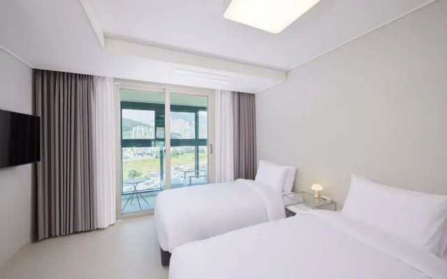 Shift Door Residence Hari
